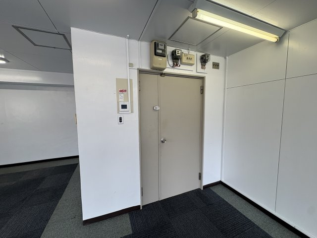 日幸ビルの玄関