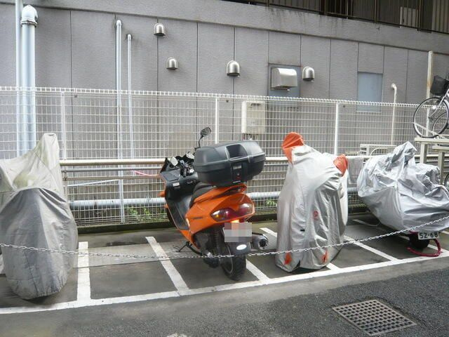 ベイステート安間の駐車場