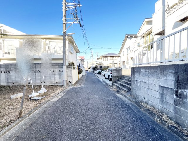 【前面道路含む現地写真】 | 閑静な住宅街で騒音を気にすることなく新生活を始められます。