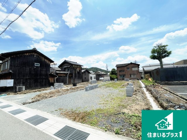 南丹市園部町若松町　新築一戸建ての外観|周辺は落ち着いた街並みの住宅地！子育てがしやすい住環境です！まだ未完成ですが、現地でしかわからない事もございます。是非一度ご覧ください。
