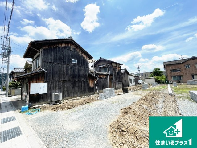 南丹市園部町若松町　新築一戸建ての外観|周辺は落ち着いた街並みの住宅地！子育てがしやすい住環境です！まだ未完成ですが、現地でしかわからない事もございます。是非一度ご覧ください。