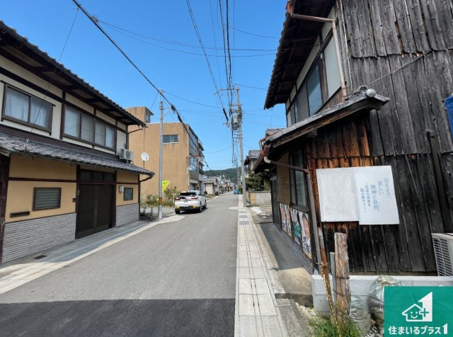 南丹市園部町若松町　新築一戸建ての前面道路含む現地写真|周辺は落ち着いた街並みの住宅地！子育てがしやすい住環境です！まだ未完成ですが、現地でしかわからない事もございます。是非一度ご覧ください。