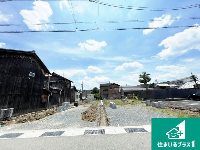 南丹市園部町若松町　新築一戸建ての外観|周辺は落ち着いた街並みの住宅地！子育てがしやすい住環境です！まだ未完成ですが、現地でしかわからない事もございます。是非一度ご覧ください。
