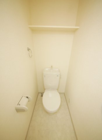 エンゼルハイム東町のトイレ|別部屋反転間取の写真となります。