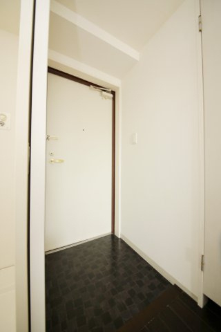 エンゼルハイム東町の玄関|別部屋反転間取の写真となります。