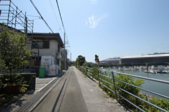 十津2丁目　2期1棟1　新築戸建　の前面道路含む現地写真|一方　東側　幅:4.0ｍ　公道　接面:6.8ｍ 