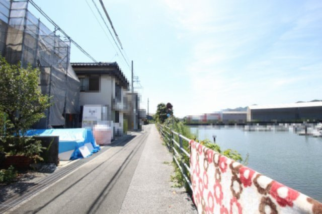 十津2丁目　2期1棟1　新築戸建　の前面道路含む現地写真|一方　東側　幅:4.0ｍ　公道　接面:6.8ｍ 