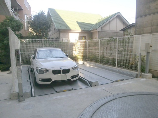 シャローム南小岩の駐車場|敷地内立体駐車場。