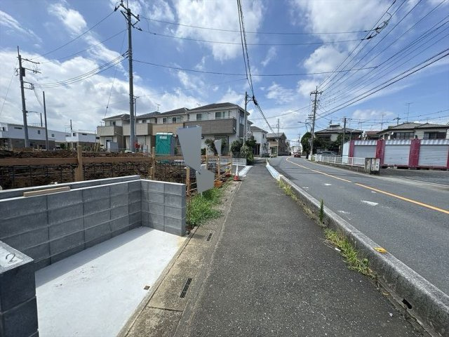 【前面道路含む現地写真】 | 富士見市羽沢2丁目　新築一戸建住宅　全9棟　(ふじみ野店) | 大きいお車でも安心の広々とした前面道路です。