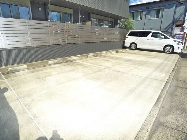 Pluslin Garden(プラスリンガーデン)の駐車場|駐車スペースもあります