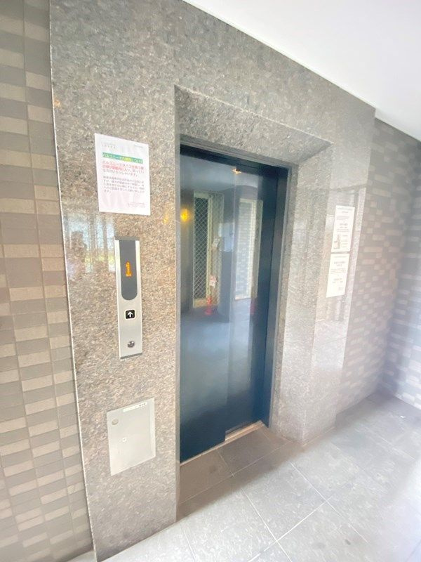 ルーブル学芸大学六番館の外観