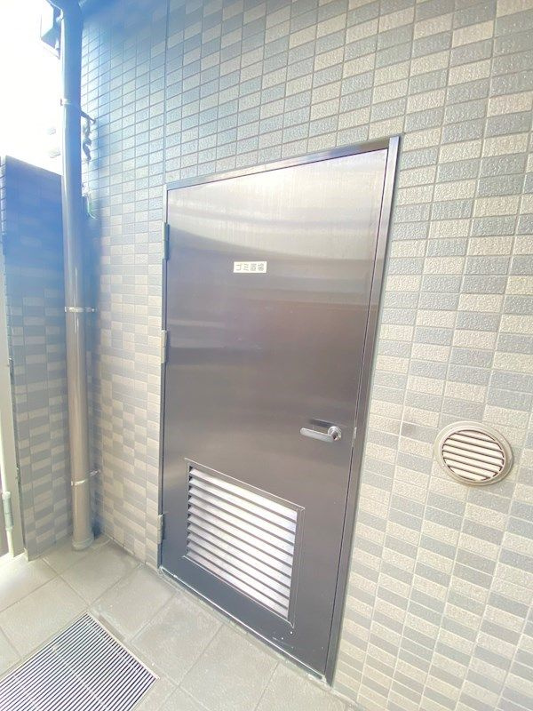 ルーブル学芸大学六番館の外観