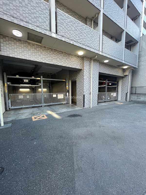 大阪市中央区上町の賃貸マンションの駐車場