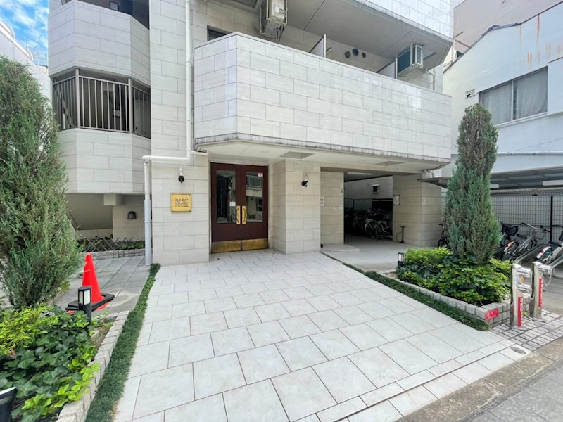 大阪市中央区内淡路町１丁目の賃貸マンションのエントランス