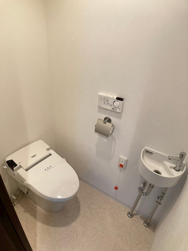 大阪市中央区松屋町の賃貸マンションのトイレ