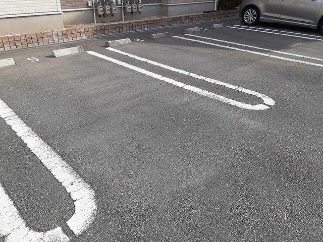 ポエム・ひまわりの駐車場