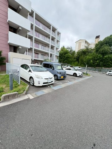URグリーンヒルズ仁川 7号棟の駐車場