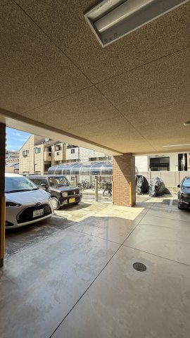 クレセント美野島の駐車場