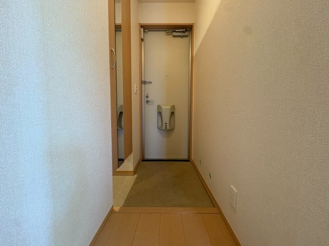 川崎市高津区久地４丁目のアパートの玄関