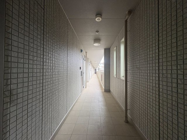 川崎市高津区久地４丁目のアパートのロビー