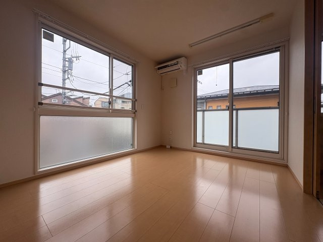 川崎市高津区久地４丁目のアパートの居間・リビング