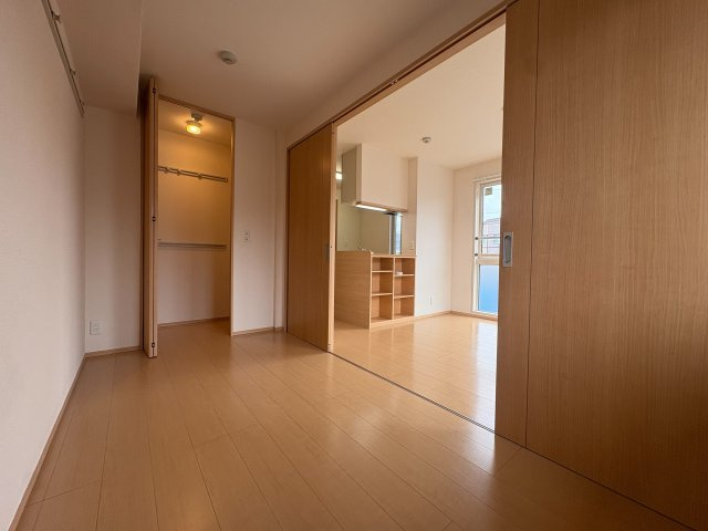 川崎市高津区久地４丁目のアパートの居間・リビング