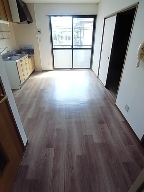 神戸市灘区浜田町３丁目のアパートの居間・リビング