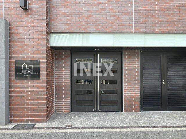 横浜市西区桜木町５丁目の賃貸マンションのエントランス