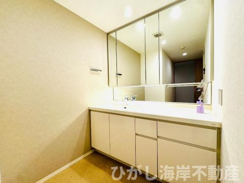 リストレジデンス茅ヶ崎海岸の独立洗面台|三面鏡化粧台