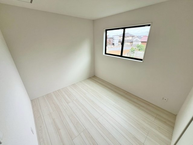 【仲介手数料無料】ふじみ野市新駒林4期―新築分譲住宅―限定2棟の洋室|南東向きバルコニーと大きな窓が生む、明るく伸びやかな居室。2面採光により光と風が巡り、時間とともに表情を変える住空間に。毎日をやさしく包み込む、上質な住まいです。