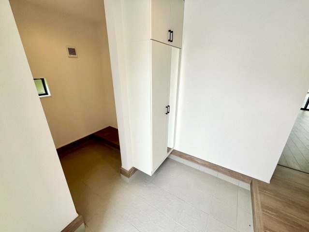 【仲介手数料無料】ふじみ野市新駒林4期―新築分譲住宅―限定2棟の玄関|広さだけでなく、使いやすさまで計算。収納する時間さえ心地よくなる、上質なシューズインクローゼット