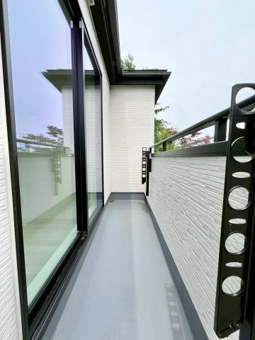 【仲介手数料無料】ふじみ野市新駒林4期―新築分譲住宅―限定2棟のバルコニー|住まわれる人だけに許された専用の快適なバルコニー。めまぐるしく過ぎ行く日々の中でゆったりとした癒しを提供してくれる居住者のプライベート空間がここにあります。