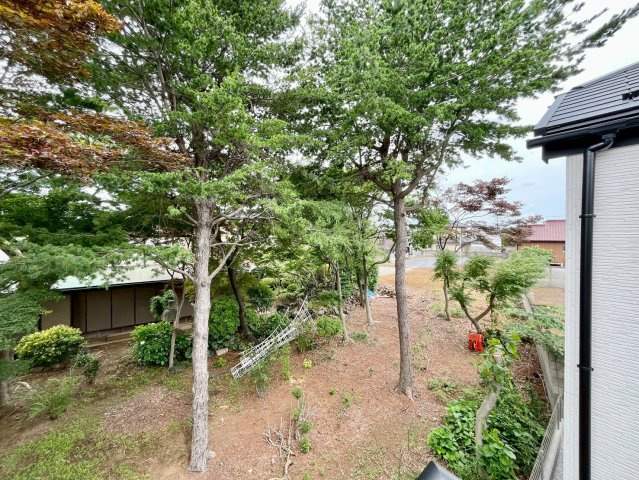 【仲介手数料無料】ふじみ野市新駒林4期―新築分譲住宅―限定2棟の庭|星空が地上に映りこむかのような夜景のきらめきまで、この街ならではの美しい風景の物語が室内に展開します。手を伸ばせば、ふれることができそうな眺望も魅力。