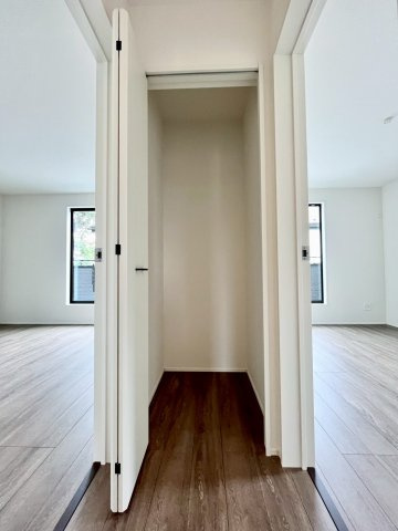 【仲介手数料無料】ふじみ野市新駒林4期―新築分譲住宅―限定2棟のその他|日用品や掃除道具、季節物をすっきりしまえる便利な廊下収納。家族みんなが使いやすい動線上にあり、必要な物をすぐ取り出せて生活が整う実用的な収納スペースです。