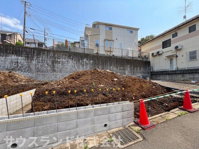 八王子市小宮町　条件なし売地の外観|現地の広さや周辺の雰囲気がよくわかる外観写真です！隣地との間にはしっかりとブロック塀が設けられておりプライバシーも保たれます。採光や風通しを考慮した間取り設計がしやすい開放的な空間が広がります！