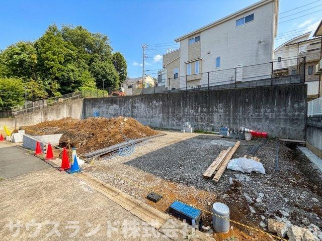 八王子市小宮町　条件なし売地の外観|前面道路から見た現地の様子をしっかりと確認できます！道路との高低差が少なくベビーカーや自転車の出入りも負担なく行えます。周辺は緑も多く四季折々の自然を感じながら穏やかな気持ちで毎日を過ごせます！