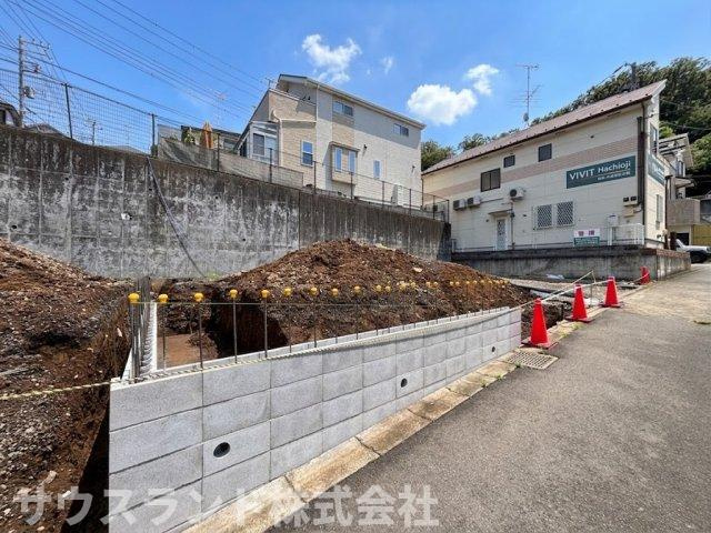 八王子市小宮町　条件なし売地の外観|前面道路はきれいに舗装されておりお車のタイヤへの負担も少なく快適な走行が可能です！周辺の交通量も少ないため小さなお子様がいるご家庭でも安心の住環境です。静かで落ち着いた毎日をお過ごしいただけます！