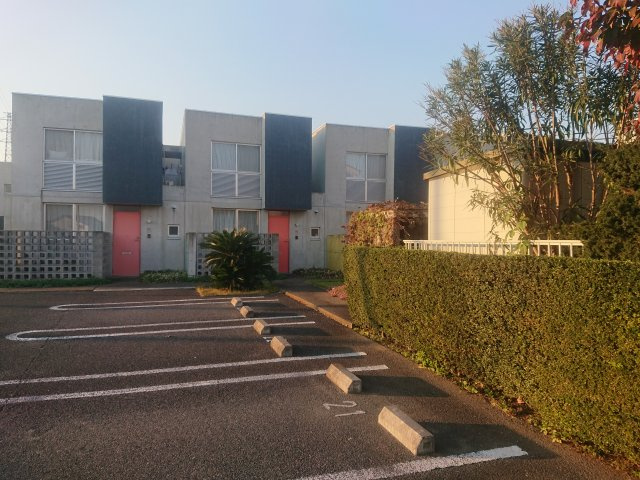 ミッドカラースクエアの駐車場