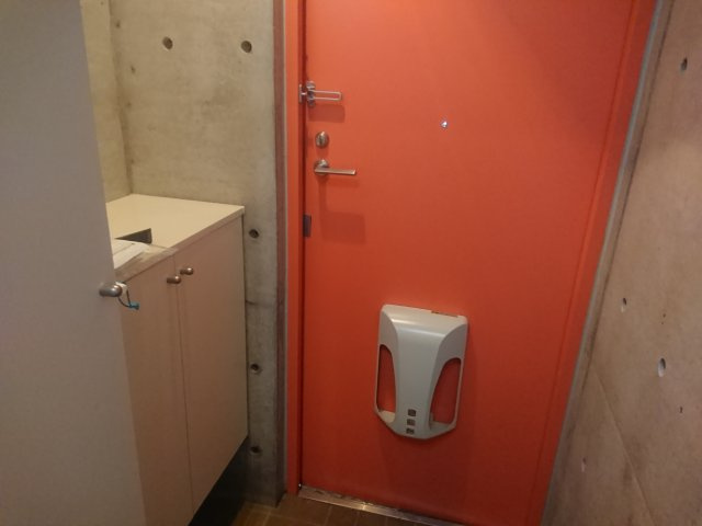 ミッドカラースクエアの玄関