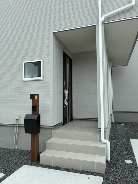 ●鈴鹿市白子町 新築戸建の玄関