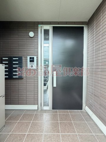 オッツ梅満のエントランス|建物の内部です