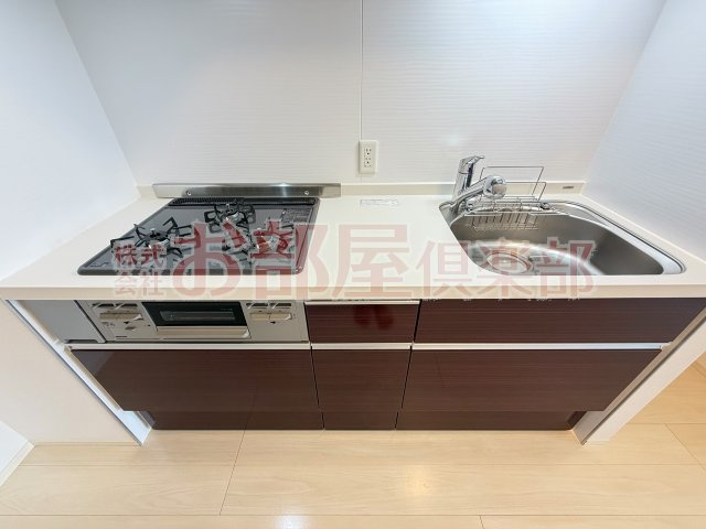 オッツ梅満のキッチン|コンパクトなキッチンで掃除もラクラク