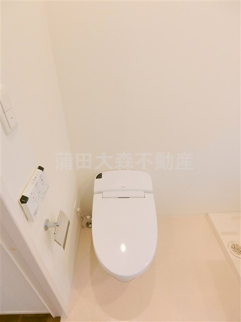アットホームレジデンスのトイレ|温水洗浄暖房便座付きのタンクレストイレ