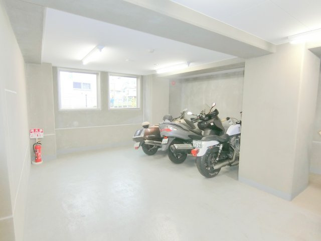 アットホームレジデンスのその他共用部分|バイク置き場4台　空き状況詳細等はお問合せ下さい。