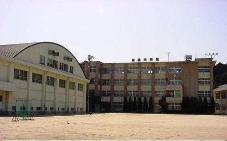 【周辺】 | プリムローズＡ | 今治市立桜井中学校まで450m
