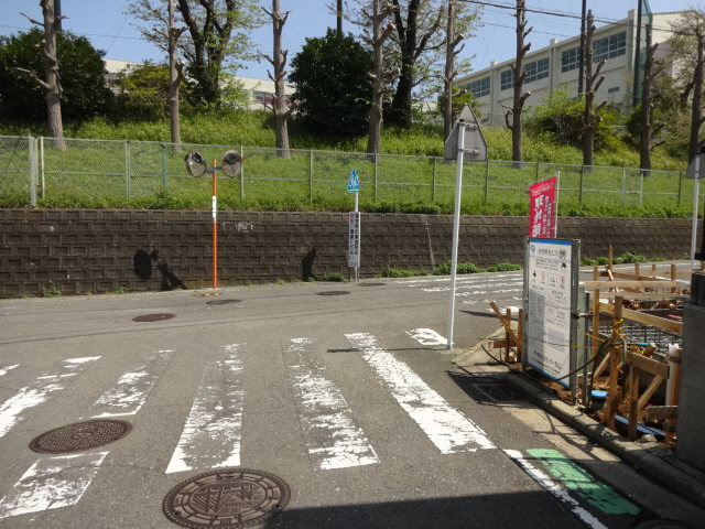【前面道路含む現地写真】