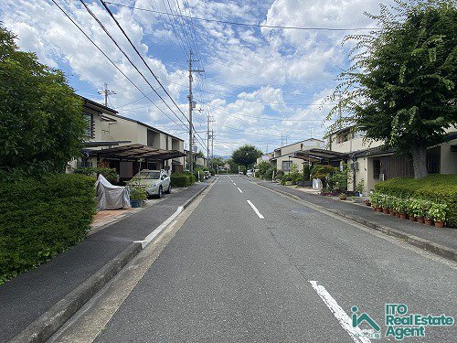高野上竹屋町 中古テラスハウスの前面道路含む現地写真
