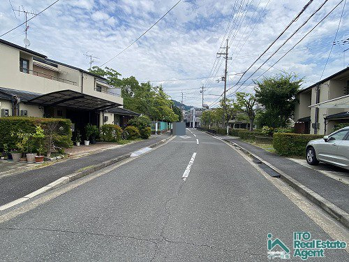 高野上竹屋町 中古テラスハウスの前面道路含む現地写真