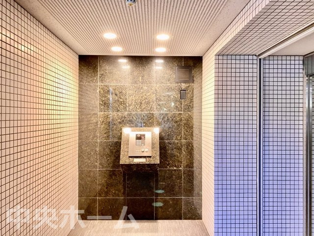ツインシティ東砂アネックスの防犯設備|【オートロック】オートロックシステムでセキュリティ充実。当たり前ですが、安全で安心して暮らすのって大事ですよね。お探しのご条件でオートロック付きの物件を探す方も多いですがやはりセキュリティは大事です。