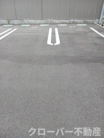 ボヌール柞原Ａの駐車場